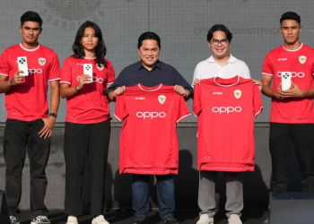 Ketua Umum PSSI Erick Thohir bersama prmain Timnas Indonesia dan pihak Oppo berfoto dalam acara penandatanganan nota kesepahaman antara PSSI dan Oppo selaku mitra atau sponsor di Jakarta, Sabtu (23/11/2024).