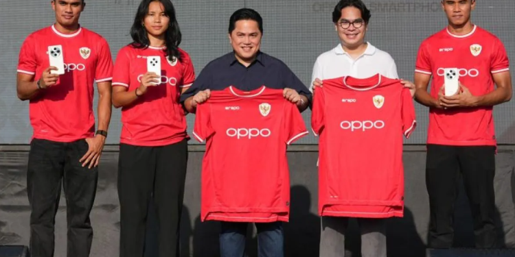 Ketua Umum PSSI Erick Thohir bersama prmain Timnas Indonesia dan pihak Oppo berfoto dalam acara penandatanganan nota kesepahaman antara PSSI dan Oppo selaku mitra atau sponsor di Jakarta, Sabtu (23/11/2024).