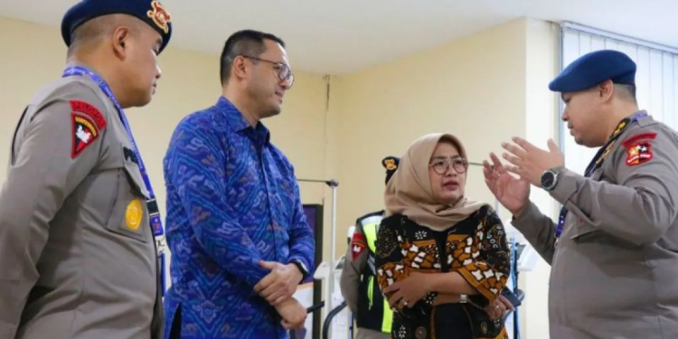 Kepala Biro Sumber Daya Manusia (SDM) Kemenkumham Fajar Sulaeman Taman (kedua dari kiri) saat memantau pelaksanaan tahapan Seleksi Kompetensi Bidang (SKB) di titik lokasi DKI Jakarta, Rabu (20/11/2024).