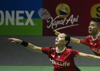Jakarta - Pasangan ganda campuran Indonesia, Dejan Ferdinansyah dan Gloria Emanuelle Widjaja, menyatakan kesiapan mereka menghadapi pasangan China di final Korea Masters 2024. Usai mengalahkan duo tuan rumah Ko Sung Hyun/Eom Hye Won dengan skor 21-18, 21-7 pada semifinal, Sabtu (9/11), mereka mengamankan tiket ke partai puncak turnamen BWF Super 300 tersebut. “Alhamdulillah, kami sangat senang bisa mencapai final. Besok kami siap menghadapi pasangan China, siapapun itu, karena kami pernah kalah sebelumnya, jadi kali ini harus lebih siap dan memperbaiki kesalahan yang terjadi di pertemuan sebelumnya,” ungkap Dejan dalam keterangan tertulis yang diterima di Jakarta, Sabtu. Dejan juga memuji performa Gloria yang dinilainya sangat mendukung dominasi mereka dalam pertandingan. “Kak Glo bermain sangat baik hari ini, terutama di area depan. Hal itu mempermudah saya untuk menuntaskan permainan,” tambah Dejan. Sementara itu, Gloria mengakui bahwa lawan di semifinal merupakan pasangan yang lebih senior dan berpengalaman. Dengan pengetahuan pola permainan mereka, Gloria mampu mengambil kendali dan memanfaatkan penurunan fisik lawan untuk meraih kemenangan. "Ko Sung Hyun adalah pemain yang sudah sangat senior dan memiliki pengalaman, bahkan saya pernah bertemu dia sebelumnya. Dari pengalaman itu, saya sudah memahami pola permainannya," ujar Gloria. Mengomentari strategi pertandingan, Gloria menambahkan bahwa ia dan Dejan berusaha untuk mengarahkan bola ke sisi yang sulit dijangkau oleh lawan, memanfaatkan kondisi fisik lawan yang sudah tidak prima. Di final yang akan berlangsung pada Minggu (10/11), Dejan dan Gloria akan berhadapan dengan Chen Fanghui/Guo Xinwa dari China, yang berhasil melaju setelah mengalahkan Zhang Chi/Cheng Xin dengan skor 16-21, 21-14, dan 23-21 di semifinal. Putri Kusuma Wardani dan Ganda Putri Indonesia Lolos ke Final Tidak hanya Dejan dan Gloria, wakil Indonesia lainnya, Putri Kusuma Wardani, juga berhasil mengamankan posisi di final tunggal putri setelah mengalahkan Chiu Pin-Chian dari Taiwan dengan skor meyakinkan 21-13, 21-13. Menghadapi final yang dijadwalkan pada Minggu, Putri berkomitmen untuk tampil maksimal. “Besok di final saya harus bermain sepenuh hati. Apapun hasilnya, saya ingin berjuang habis-habisan,” ujar Putri dalam keterangannya. Di semifinal, Putri memperlihatkan performa impresif dengan mengontrol ritme permainan dan menahan serangan lawan. "Alhamdulillah, saya bersyukur bisa mencapai final tanpa cedera. Saya merasa bangga bisa mempertahankan performa dan mencapai hasil ini," ungkapnya. Putri mengakui bahwa dirinya sempat merasa terbebani dengan memikirkan calon lawan di turnamen. Namun, ia kini memilih untuk lebih tenang dan hanya fokus pada peningkatan diri. “Sebelumnya saya terlalu banyak berpikir tentang lawan di setiap pertandingan, yang akhirnya membuat saya terbebani. Sekarang saya mencoba untuk fokus pada permainan saya sendiri dan belajar dari rekaman video lawan mendekati hari pertandingan,” jelas Putri. Dengan langkah Putri dan pasangan Dejan/Gloria ke final Korea Masters 2024, Indonesia kini memiliki peluang besar untuk membawa pulang gelar juara. Selain itu, ganda putri Febriana Dwipuji Kusuma/Amallia Cahaya Pratiwi juga tengah berjuang di babak semifinal melawan pasangan China, Li Yijing/Luo Xumin, demi menambah peluang kemenangan untuk Indonesia di ajang tersebut.