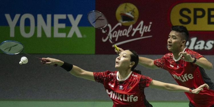 Jakarta - Pasangan ganda campuran Indonesia, Dejan Ferdinansyah dan Gloria Emanuelle Widjaja, menyatakan kesiapan mereka menghadapi pasangan China di final Korea Masters 2024. Usai mengalahkan duo tuan rumah Ko Sung Hyun/Eom Hye Won dengan skor 21-18, 21-7 pada semifinal, Sabtu (9/11), mereka mengamankan tiket ke partai puncak turnamen BWF Super 300 tersebut. “Alhamdulillah, kami sangat senang bisa mencapai final. Besok kami siap menghadapi pasangan China, siapapun itu, karena kami pernah kalah sebelumnya, jadi kali ini harus lebih siap dan memperbaiki kesalahan yang terjadi di pertemuan sebelumnya,” ungkap Dejan dalam keterangan tertulis yang diterima di Jakarta, Sabtu. Dejan juga memuji performa Gloria yang dinilainya sangat mendukung dominasi mereka dalam pertandingan. “Kak Glo bermain sangat baik hari ini, terutama di area depan. Hal itu mempermudah saya untuk menuntaskan permainan,” tambah Dejan. Sementara itu, Gloria mengakui bahwa lawan di semifinal merupakan pasangan yang lebih senior dan berpengalaman. Dengan pengetahuan pola permainan mereka, Gloria mampu mengambil kendali dan memanfaatkan penurunan fisik lawan untuk meraih kemenangan. "Ko Sung Hyun adalah pemain yang sudah sangat senior dan memiliki pengalaman, bahkan saya pernah bertemu dia sebelumnya. Dari pengalaman itu, saya sudah memahami pola permainannya," ujar Gloria. Mengomentari strategi pertandingan, Gloria menambahkan bahwa ia dan Dejan berusaha untuk mengarahkan bola ke sisi yang sulit dijangkau oleh lawan, memanfaatkan kondisi fisik lawan yang sudah tidak prima. Di final yang akan berlangsung pada Minggu (10/11), Dejan dan Gloria akan berhadapan dengan Chen Fanghui/Guo Xinwa dari China, yang berhasil melaju setelah mengalahkan Zhang Chi/Cheng Xin dengan skor 16-21, 21-14, dan 23-21 di semifinal. Putri Kusuma Wardani dan Ganda Putri Indonesia Lolos ke Final Tidak hanya Dejan dan Gloria, wakil Indonesia lainnya, Putri Kusuma Wardani, juga berhasil mengamankan posisi di final tunggal putri setelah mengalahkan Chiu Pin-Chian dari Taiwan dengan skor meyakinkan 21-13, 21-13. Menghadapi final yang dijadwalkan pada Minggu, Putri berkomitmen untuk tampil maksimal. “Besok di final saya harus bermain sepenuh hati. Apapun hasilnya, saya ingin berjuang habis-habisan,” ujar Putri dalam keterangannya. Di semifinal, Putri memperlihatkan performa impresif dengan mengontrol ritme permainan dan menahan serangan lawan. "Alhamdulillah, saya bersyukur bisa mencapai final tanpa cedera. Saya merasa bangga bisa mempertahankan performa dan mencapai hasil ini," ungkapnya. Putri mengakui bahwa dirinya sempat merasa terbebani dengan memikirkan calon lawan di turnamen. Namun, ia kini memilih untuk lebih tenang dan hanya fokus pada peningkatan diri. “Sebelumnya saya terlalu banyak berpikir tentang lawan di setiap pertandingan, yang akhirnya membuat saya terbebani. Sekarang saya mencoba untuk fokus pada permainan saya sendiri dan belajar dari rekaman video lawan mendekati hari pertandingan,” jelas Putri. Dengan langkah Putri dan pasangan Dejan/Gloria ke final Korea Masters 2024, Indonesia kini memiliki peluang besar untuk membawa pulang gelar juara. Selain itu, ganda putri Febriana Dwipuji Kusuma/Amallia Cahaya Pratiwi juga tengah berjuang di babak semifinal melawan pasangan China, Li Yijing/Luo Xumin, demi menambah peluang kemenangan untuk Indonesia di ajang tersebut.