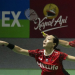Jakarta - Pasangan ganda campuran Indonesia, Dejan Ferdinansyah dan Gloria Emanuelle Widjaja, menyatakan kesiapan mereka menghadapi pasangan China di final Korea Masters 2024. Usai mengalahkan duo tuan rumah Ko Sung Hyun/Eom Hye Won dengan skor 21-18, 21-7 pada semifinal, Sabtu (9/11), mereka mengamankan tiket ke partai puncak turnamen BWF Super 300 tersebut. “Alhamdulillah, kami sangat senang bisa mencapai final. Besok kami siap menghadapi pasangan China, siapapun itu, karena kami pernah kalah sebelumnya, jadi kali ini harus lebih siap dan memperbaiki kesalahan yang terjadi di pertemuan sebelumnya,” ungkap Dejan dalam keterangan tertulis yang diterima di Jakarta, Sabtu. Dejan juga memuji performa Gloria yang dinilainya sangat mendukung dominasi mereka dalam pertandingan. “Kak Glo bermain sangat baik hari ini, terutama di area depan. Hal itu mempermudah saya untuk menuntaskan permainan,” tambah Dejan. Sementara itu, Gloria mengakui bahwa lawan di semifinal merupakan pasangan yang lebih senior dan berpengalaman. Dengan pengetahuan pola permainan mereka, Gloria mampu mengambil kendali dan memanfaatkan penurunan fisik lawan untuk meraih kemenangan. "Ko Sung Hyun adalah pemain yang sudah sangat senior dan memiliki pengalaman, bahkan saya pernah bertemu dia sebelumnya. Dari pengalaman itu, saya sudah memahami pola permainannya," ujar Gloria. Mengomentari strategi pertandingan, Gloria menambahkan bahwa ia dan Dejan berusaha untuk mengarahkan bola ke sisi yang sulit dijangkau oleh lawan, memanfaatkan kondisi fisik lawan yang sudah tidak prima. Di final yang akan berlangsung pada Minggu (10/11), Dejan dan Gloria akan berhadapan dengan Chen Fanghui/Guo Xinwa dari China, yang berhasil melaju setelah mengalahkan Zhang Chi/Cheng Xin dengan skor 16-21, 21-14, dan 23-21 di semifinal. Putri Kusuma Wardani dan Ganda Putri Indonesia Lolos ke Final Tidak hanya Dejan dan Gloria, wakil Indonesia lainnya, Putri Kusuma Wardani, juga berhasil mengamankan posisi di final tunggal putri setelah mengalahkan Chiu Pin-Chian dari Taiwan dengan skor meyakinkan 21-13, 21-13. Menghadapi final yang dijadwalkan pada Minggu, Putri berkomitmen untuk tampil maksimal. “Besok di final saya harus bermain sepenuh hati. Apapun hasilnya, saya ingin berjuang habis-habisan,” ujar Putri dalam keterangannya. Di semifinal, Putri memperlihatkan performa impresif dengan mengontrol ritme permainan dan menahan serangan lawan. "Alhamdulillah, saya bersyukur bisa mencapai final tanpa cedera. Saya merasa bangga bisa mempertahankan performa dan mencapai hasil ini," ungkapnya. Putri mengakui bahwa dirinya sempat merasa terbebani dengan memikirkan calon lawan di turnamen. Namun, ia kini memilih untuk lebih tenang dan hanya fokus pada peningkatan diri. “Sebelumnya saya terlalu banyak berpikir tentang lawan di setiap pertandingan, yang akhirnya membuat saya terbebani. Sekarang saya mencoba untuk fokus pada permainan saya sendiri dan belajar dari rekaman video lawan mendekati hari pertandingan,” jelas Putri. Dengan langkah Putri dan pasangan Dejan/Gloria ke final Korea Masters 2024, Indonesia kini memiliki peluang besar untuk membawa pulang gelar juara. Selain itu, ganda putri Febriana Dwipuji Kusuma/Amallia Cahaya Pratiwi juga tengah berjuang di babak semifinal melawan pasangan China, Li Yijing/Luo Xumin, demi menambah peluang kemenangan untuk Indonesia di ajang tersebut.