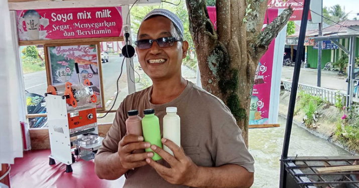 Es Susu Kedelai Viral di Tugumulyo, Laris Manis Terjual Hingga Ratusan Cup Per Hari!
