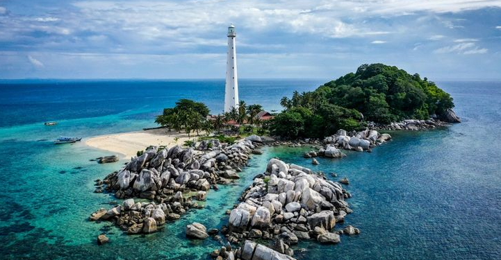 Menjelajahi Keindahan Pulau Belitung dengan Paket Wisata Hemat