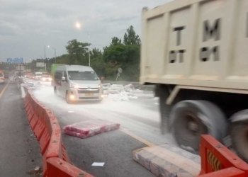 Kecelakaan Beruntun di Tol Cipularang, Truk Hilang Kendali dan Muatan Berserakan