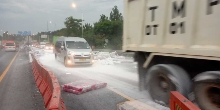 Kecelakaan Beruntun di Tol Cipularang, Truk Hilang Kendali dan Muatan Berserakan