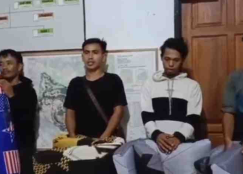 Warga Kembalikan Kasur Hasil Penjarahan di Tol Cipularang