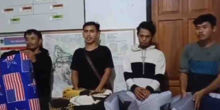 Warga Kembalikan Kasur Hasil Penjarahan di Tol Cipularang