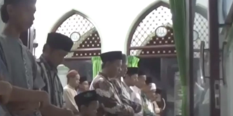 Shalat Tarawih 23 Rakaat di Jombang Rampung Kurang dari 10 Menit, Begini Pelaksanaannya
