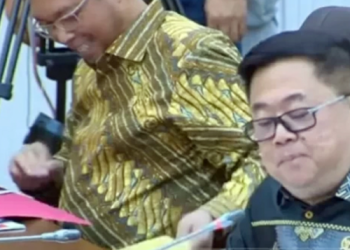 Video Viral Anggota DPR Terima Amplop Saat Rapat, Ini Klarifikasinya