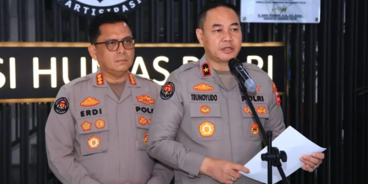 Kapolri Berikan Kenaikan Pangkat Anumerta kepada Tiga Polisi yang Gugur di Way Kanan