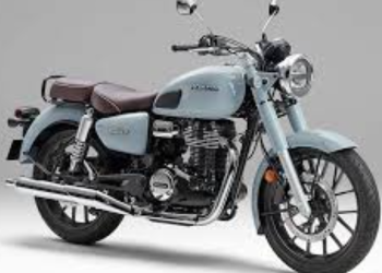 Komisi Pemberantasan Korupsi (KPK) menyita satu unit motor gede (moge) Royal Enfield yang diduga berkaitan dengan mantan Gubernur Jawa Barat, Ridwan Kamil, dalam penyidikan kasus dugaan korupsi pengadaan iklan di Bank Pembangunan Daerah Jawa Barat dan Banten (BJB). Namun, motor tersebut ternyata tidak tercatat atas nama Ridwan Kamil. Juru Bicara KPK, Tessa Mahardhika, mengungkapkan bahwa kepemilikan sepeda motor itu secara administratif tercatat atas nama orang lain. Meski demikian, Tessa belum bersedia membeberkan identitas pemilik resmi kendaraan tersebut. “Nama yang tercantum di surat kepemilikan bukan atas nama saudara RK,” ujar Tessa kepada awak media, Sabtu (26/4/2025). Selain menyita motor, penyidik KPK turut mengamankan dua tas saddle bag yang menempel di bagian belakang kendaraan serta kunci motor tersebut. Semua barang itu kini telah dibawa ke Rumah Penyimpanan Benda Sitaan Negara (Rupbasan) di kawasan Cawang, Jakarta Timur. “Sepeda motor Royal Enfield beserta perlengkapannya sudah berada di Rupbasan,” imbuh Tessa. Penyitaan dilakukan setelah KPK menggeledah rumah pribadi Ridwan Kamil di Bandung, dalam kaitan penyidikan kasus dugaan mark-up dana iklan di PT Bank BJB. Penggeledahan itu berlangsung pada Senin (10/3/2025) dan menghasilkan sejumlah barang bukti, termasuk dokumen dan perangkat elektronik. KPK juga telah mengonfirmasi bahwa Ridwan Kamil akan dipanggil untuk diperiksa sebagai saksi dalam perkara ini. Namun, pemeriksaan tersebut direncanakan berlangsung setelah Hari Raya Idulfitri 2025. “Kapan pemanggilan dilakukan masih menunggu jadwal penyidik, tapi rencananya setelah Lebaran,” jelas Tessa di Gedung Merah Putih KPK, Kamis (27/3/2025). Kepala Satuan Tugas Penyidikan KPK, Budi Sokmo Wibowo, menambahkan bahwa saat ini pihaknya tengah memprioritaskan pemeriksaan saksi dari internal Bank BJB dan pihak vendor pemenang tender iklan, sebelum memanggil Ridwan Kamil. “Pemeriksaan terhadap Pak RK akan dijadwalkan segera setelah proses klarifikasi terhadap saksi-saksi dari BJB maupun pihak agensi selesai,” kata Budi. Dalam perkara ini, KPK telah menetapkan enam tersangka. Mereka adalah mantan Direktur Utama PT BJB Tbk, Yuddy Renaldi; Kepala Divisi Corporate Secretary Widi Hartono; serta tiga pengendali agensi periklanan, yakni Ikin Asikin Dulmanan (Antedja Muliatana dan Cakrawala Kreasi Mandiri), Suhendrik (BSC Advertising dan WSBE), dan Sophan Jaya Kusuma (Cipta Karya Mandiri Bersama dan Cipta Karya Sukses Bersama). Penyidik menduga adanya penyalahgunaan dana nonbudgeter senilai Rp222 miliar dari total anggaran iklan Rp409 miliar yang digelontorkan Bank BJB dalam kurun waktu 2021 hingga 2023. Dana tersebut disalurkan kepada enam perusahaan agensi periklanan, di antaranya PT CKMB sebesar Rp41 miliar, PT CKSB Rp105 miliar, PT AM Rp99 miliar, PT CKM Rp81 miliar, PT BSCA Rp33 miliar, dan PT WSBE Rp49 miliar. KPK menduga proses penunjukan agensi dilakukan secara tidak transparan dan menyimpang dari ketentuan pengadaan barang dan jasa, yang berujung pada kerugian besar terhadap keuangan negara. “Sejak awal, kerja sama dengan enam agensi ini sudah disetujui oleh Dirut YR dan WH sebagai Pejabat Pembuat Komitmen. Dana tersebut kemudian digunakan untuk kebutuhan di luar anggaran resmi BJB,” ungkap Budi. Penyidikan masih terus bergulir, dan KPK memastikan akan menuntaskan kasus ini hingga ke akar-akarnya, termasuk menelusuri aliran dana dan keterlibatan pihak-pihak lain