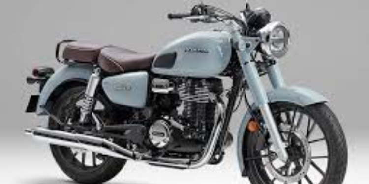 Komisi Pemberantasan Korupsi (KPK) menyita satu unit motor gede (moge) Royal Enfield yang diduga berkaitan dengan mantan Gubernur Jawa Barat, Ridwan Kamil, dalam penyidikan kasus dugaan korupsi pengadaan iklan di Bank Pembangunan Daerah Jawa Barat dan Banten (BJB). Namun, motor tersebut ternyata tidak tercatat atas nama Ridwan Kamil. Juru Bicara KPK, Tessa Mahardhika, mengungkapkan bahwa kepemilikan sepeda motor itu secara administratif tercatat atas nama orang lain. Meski demikian, Tessa belum bersedia membeberkan identitas pemilik resmi kendaraan tersebut. “Nama yang tercantum di surat kepemilikan bukan atas nama saudara RK,” ujar Tessa kepada awak media, Sabtu (26/4/2025). Selain menyita motor, penyidik KPK turut mengamankan dua tas saddle bag yang menempel di bagian belakang kendaraan serta kunci motor tersebut. Semua barang itu kini telah dibawa ke Rumah Penyimpanan Benda Sitaan Negara (Rupbasan) di kawasan Cawang, Jakarta Timur. “Sepeda motor Royal Enfield beserta perlengkapannya sudah berada di Rupbasan,” imbuh Tessa. Penyitaan dilakukan setelah KPK menggeledah rumah pribadi Ridwan Kamil di Bandung, dalam kaitan penyidikan kasus dugaan mark-up dana iklan di PT Bank BJB. Penggeledahan itu berlangsung pada Senin (10/3/2025) dan menghasilkan sejumlah barang bukti, termasuk dokumen dan perangkat elektronik. KPK juga telah mengonfirmasi bahwa Ridwan Kamil akan dipanggil untuk diperiksa sebagai saksi dalam perkara ini. Namun, pemeriksaan tersebut direncanakan berlangsung setelah Hari Raya Idulfitri 2025. “Kapan pemanggilan dilakukan masih menunggu jadwal penyidik, tapi rencananya setelah Lebaran,” jelas Tessa di Gedung Merah Putih KPK, Kamis (27/3/2025). Kepala Satuan Tugas Penyidikan KPK, Budi Sokmo Wibowo, menambahkan bahwa saat ini pihaknya tengah memprioritaskan pemeriksaan saksi dari internal Bank BJB dan pihak vendor pemenang tender iklan, sebelum memanggil Ridwan Kamil. “Pemeriksaan terhadap Pak RK akan dijadwalkan segera setelah proses klarifikasi terhadap saksi-saksi dari BJB maupun pihak agensi selesai,” kata Budi. Dalam perkara ini, KPK telah menetapkan enam tersangka. Mereka adalah mantan Direktur Utama PT BJB Tbk, Yuddy Renaldi; Kepala Divisi Corporate Secretary Widi Hartono; serta tiga pengendali agensi periklanan, yakni Ikin Asikin Dulmanan (Antedja Muliatana dan Cakrawala Kreasi Mandiri), Suhendrik (BSC Advertising dan WSBE), dan Sophan Jaya Kusuma (Cipta Karya Mandiri Bersama dan Cipta Karya Sukses Bersama). Penyidik menduga adanya penyalahgunaan dana nonbudgeter senilai Rp222 miliar dari total anggaran iklan Rp409 miliar yang digelontorkan Bank BJB dalam kurun waktu 2021 hingga 2023. Dana tersebut disalurkan kepada enam perusahaan agensi periklanan, di antaranya PT CKMB sebesar Rp41 miliar, PT CKSB Rp105 miliar, PT AM Rp99 miliar, PT CKM Rp81 miliar, PT BSCA Rp33 miliar, dan PT WSBE Rp49 miliar. KPK menduga proses penunjukan agensi dilakukan secara tidak transparan dan menyimpang dari ketentuan pengadaan barang dan jasa, yang berujung pada kerugian besar terhadap keuangan negara. “Sejak awal, kerja sama dengan enam agensi ini sudah disetujui oleh Dirut YR dan WH sebagai Pejabat Pembuat Komitmen. Dana tersebut kemudian digunakan untuk kebutuhan di luar anggaran resmi BJB,” ungkap Budi. Penyidikan masih terus bergulir, dan KPK memastikan akan menuntaskan kasus ini hingga ke akar-akarnya, termasuk menelusuri aliran dana dan keterlibatan pihak-pihak lain