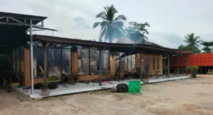 Warga Bakar Rumah dan Kendaraan Lurah Gunung Agung, Dipicu Dugaan Penyelewengan 4 Ton Beras Bansos