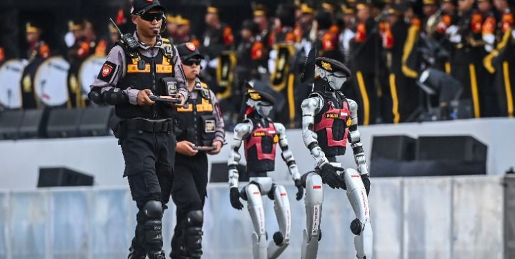 Robot Humanoid Polri Hormat ke Presiden Prabowo di Parade HUT Bhayangkara ke-79