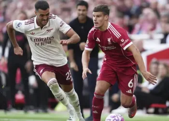 Arne Slot Didesak Pulihkan Posisi Andy Robertson dan Parkir Sementara Milos Kerkez di Liverpool