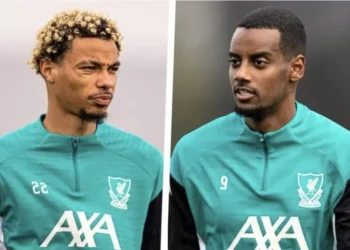 Jamie Carragher Minta Arne Slot Segera Temukan Kunci Kolaborasi Isak dan Ekitike di Lini Depan Liverpool