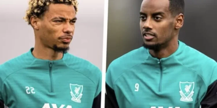 Jamie Carragher Minta Arne Slot Segera Temukan Kunci Kolaborasi Isak dan Ekitike di Lini Depan Liverpool