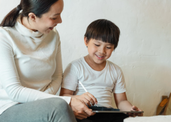 Dari Polisi Gadget ke Mentor Digital, Pakar Ingatkan Orang Tua Lebih Bijak Dampingi Anak di Era Teknologi