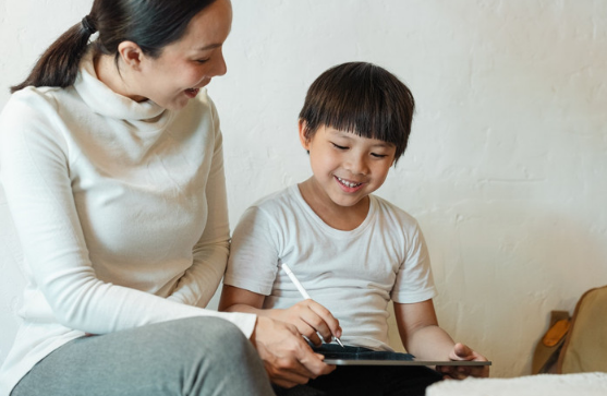 Dari Polisi Gadget ke Mentor Digital, Pakar Ingatkan Orang Tua Lebih Bijak Dampingi Anak di Era Teknologi