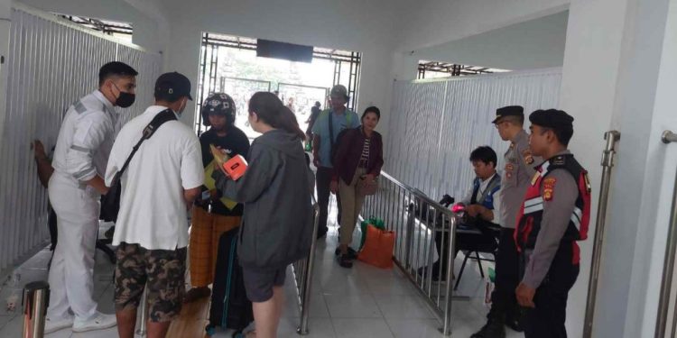 Personel Polsek Benoa Amankan Dua Pucuk Sajam Milik Penumpang KM. Lawit